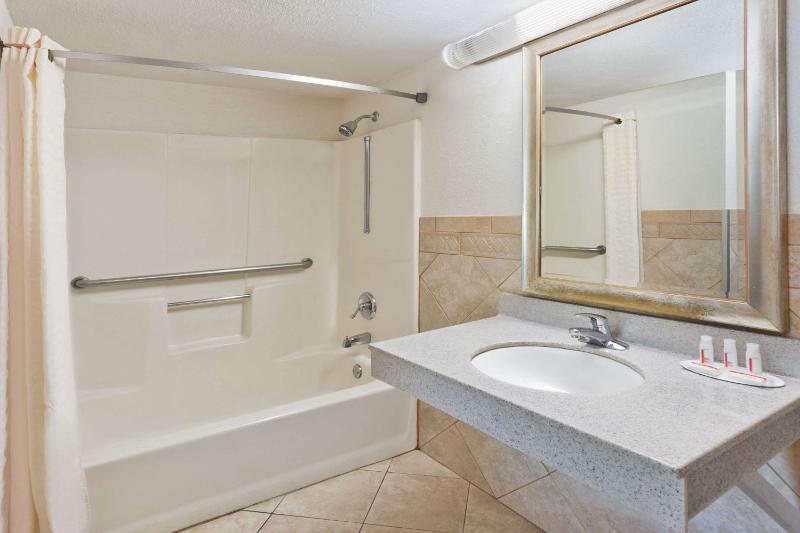 Deluxe Double Room with Two Double Beds - Non-Smoking image 2