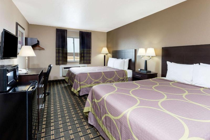 Queen Room with Two Queen Beds - Non-Smoking image 2