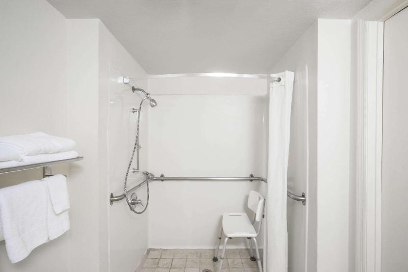 King Room - Mobility Access - Non-Smoking image 3