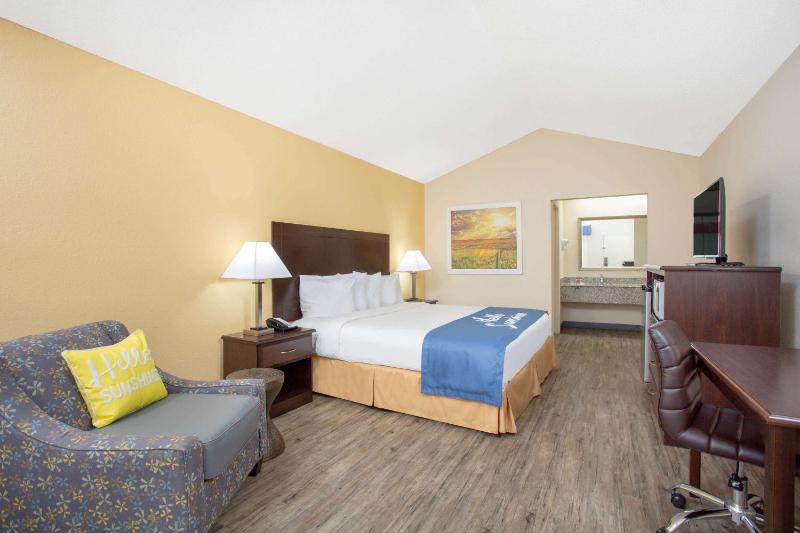 King Room- Non-Smoking image 4