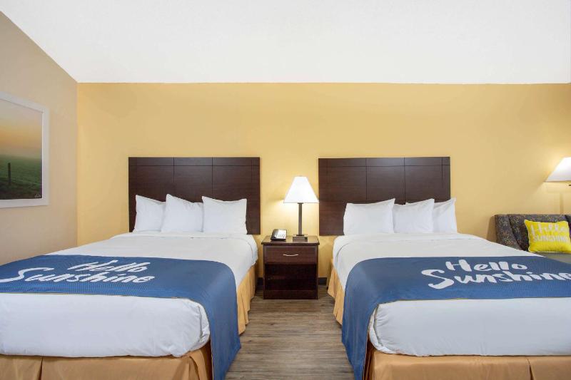 Queen Room with Two Queen Beds - Mobility Access/Non-Smoking image 4