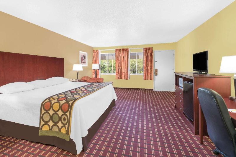 1 King Bed, Mobility Accessible Room, Roll-In Shower, Non-Smoking image 3