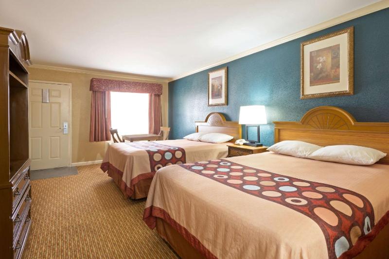Queen Room with Two Queen Beds - Non-Smoking image 2