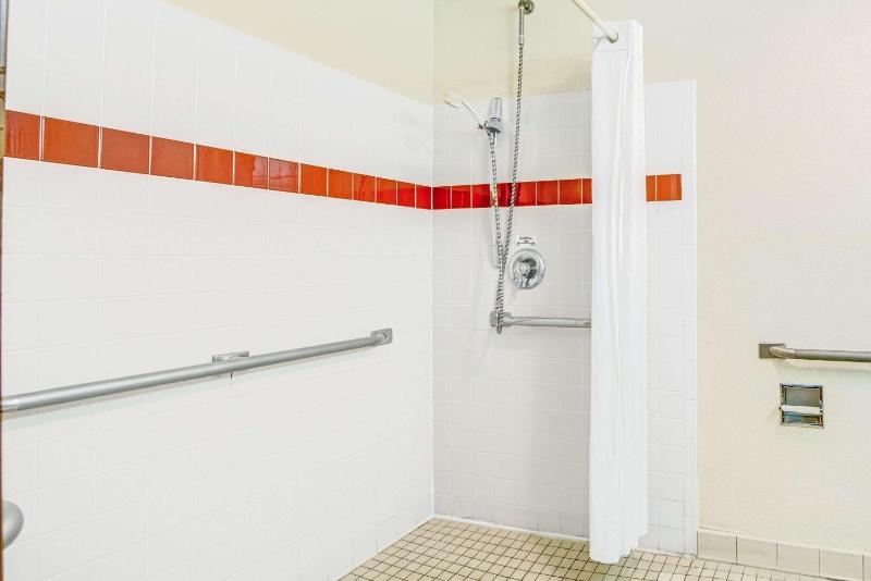 King Room with Roll-In Shower - Mobility Access/Non-Smoking image 1