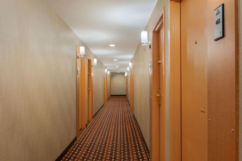 Days Inn by Wyndham Edmonton Downtown - image 11
