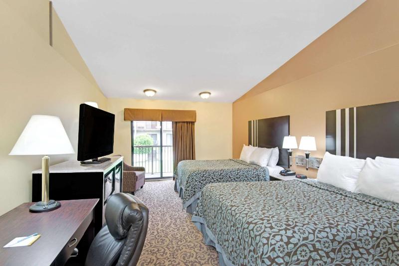 Queen Room with Two Queen Beds - Smoking image 1
