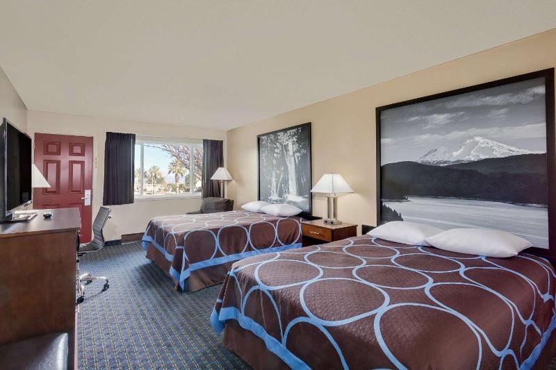 Queen Room with Two Queen Beds - Non-Smoking image 1