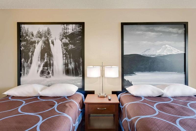 Queen Room with Two Queen Beds - Non-Smoking image 2