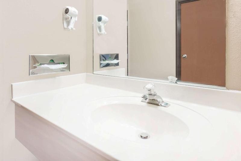 Queen Room - Disability Access/Non-Smoking image 3