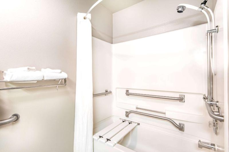 Queen Room - Disability Access - Non-Smoking image 4