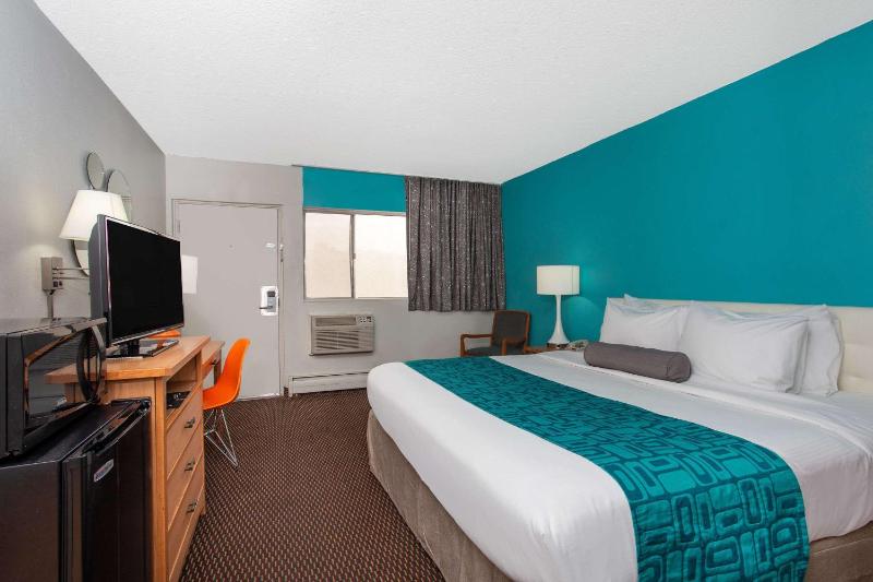 Howard Johnson by Wyndham Colorado Springs - image 8