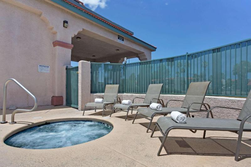 Super 8 by Wyndham Tucson Downtown Convention Center - image 8