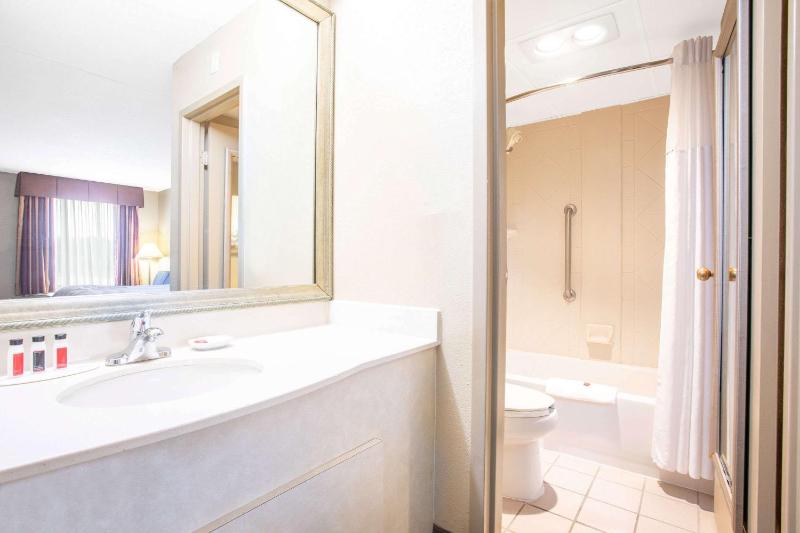 Double Room with Two Double Beds - Non-Smoking image 4