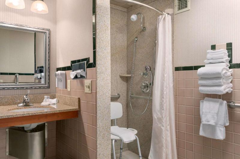 Double Room with Two Double Beds - Mobility Access/Non-Smoking image 4