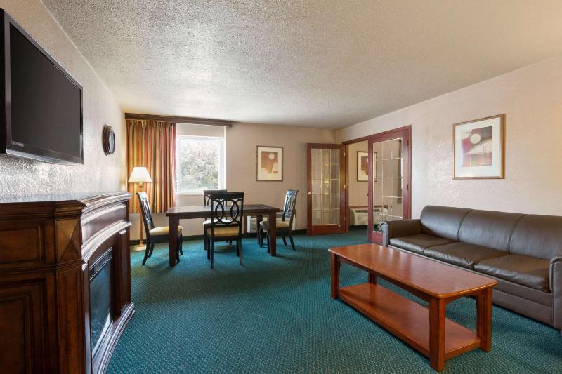 King Suite - Non-Smoking image 4