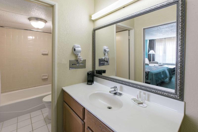 Double Room with Two Double Beds - Non-Smoking image 4