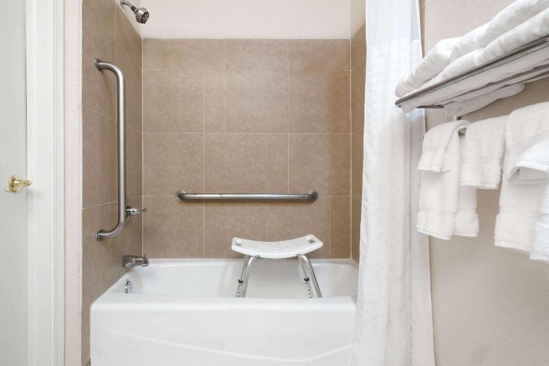 Queen Room - Disability Access/Non-Smoking image 3