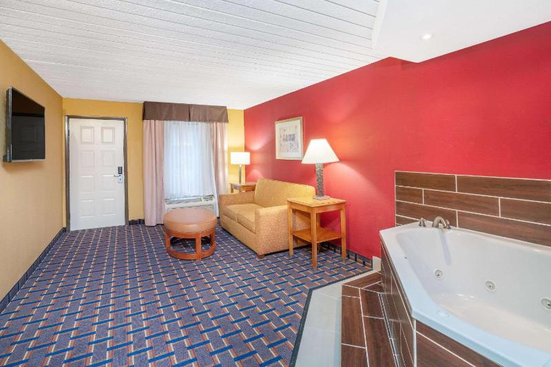 One-Bedroom King Suite - Non-Smoking image 3