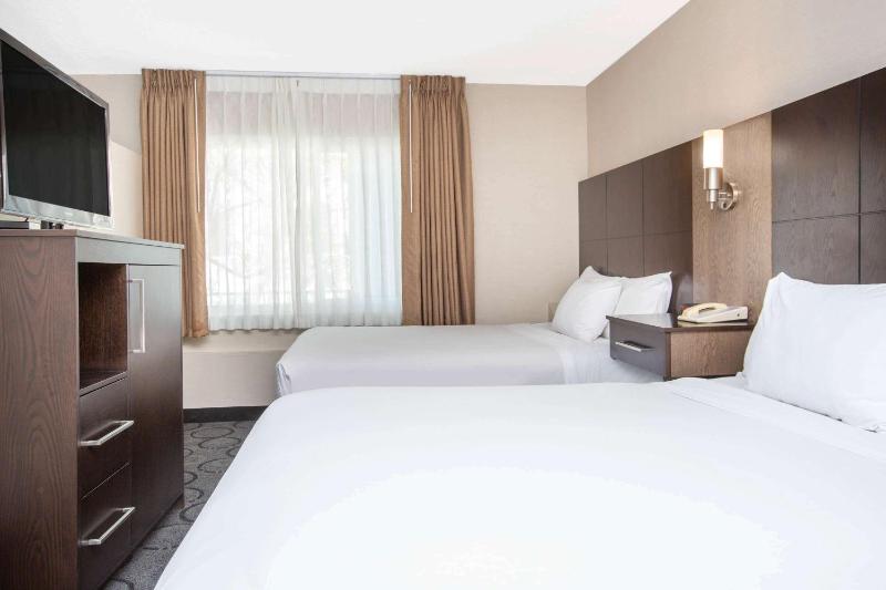 Queen Room with Two Queen Beds - Non-Smoking image 3