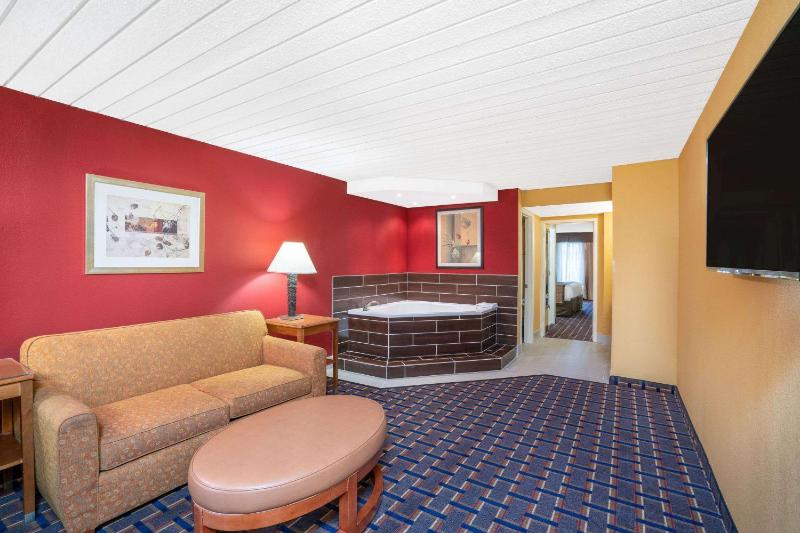 One-Bedroom King Suite - Non-Smoking image 2