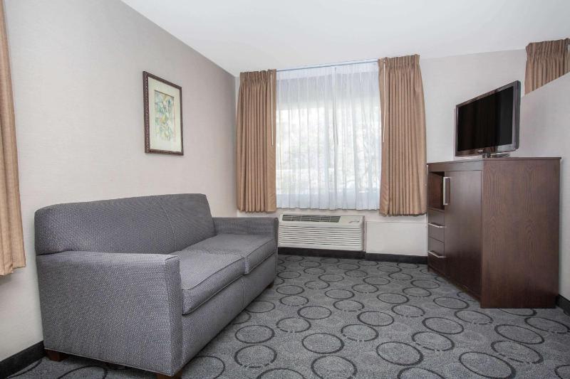 2 Queen Beds, Studio Suite, Non-Smokin image 3