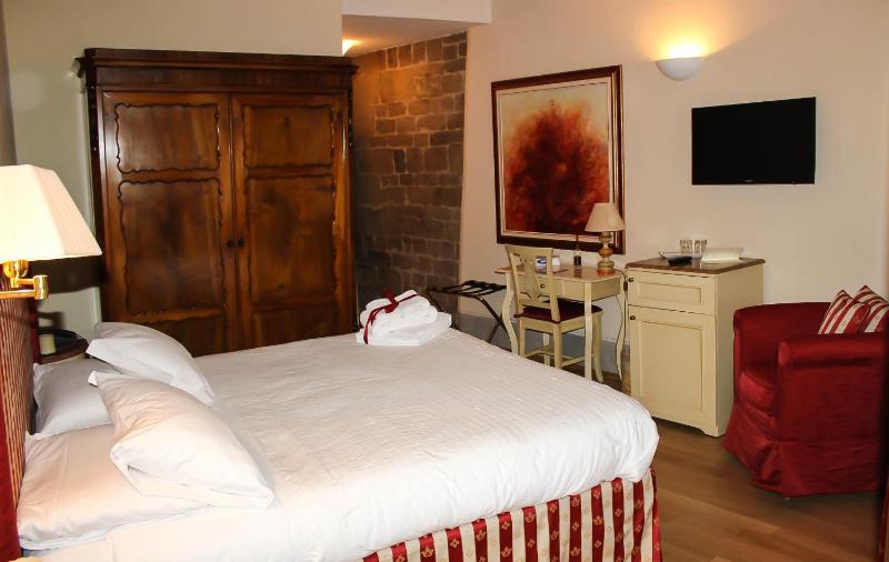Classic Double or Twin Room image 3