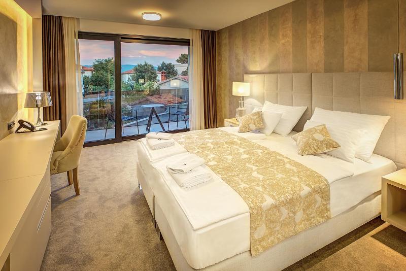 Double Room with Balcony Side Sea View image 3