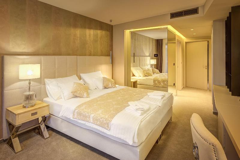 Double Room with Balcony Side Sea View image 4