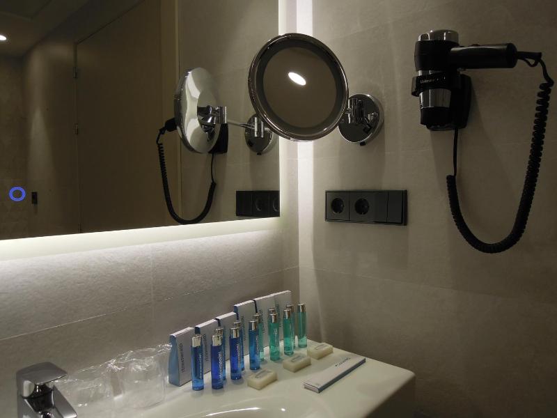 Twin Room with Pool View image 4