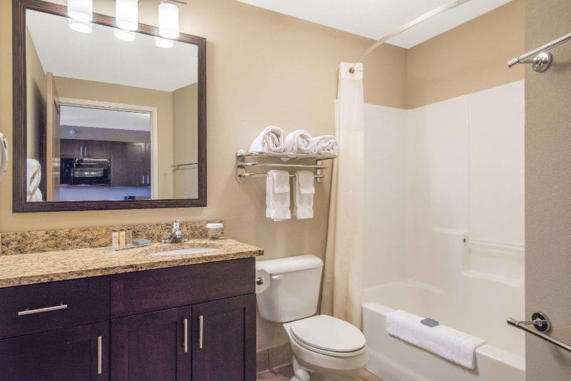 Queen Studio Suite - Non-Smoking image 1