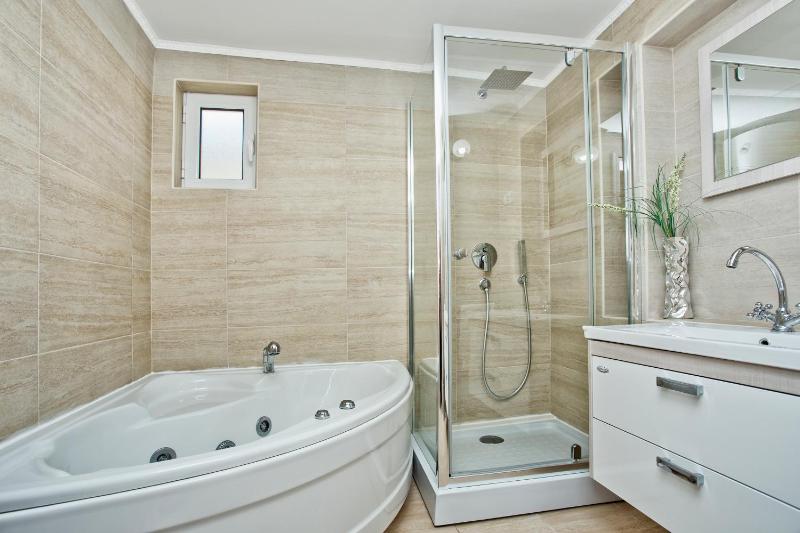 One-Bedroom Apartment with Balcony and Partial Sea View image 3