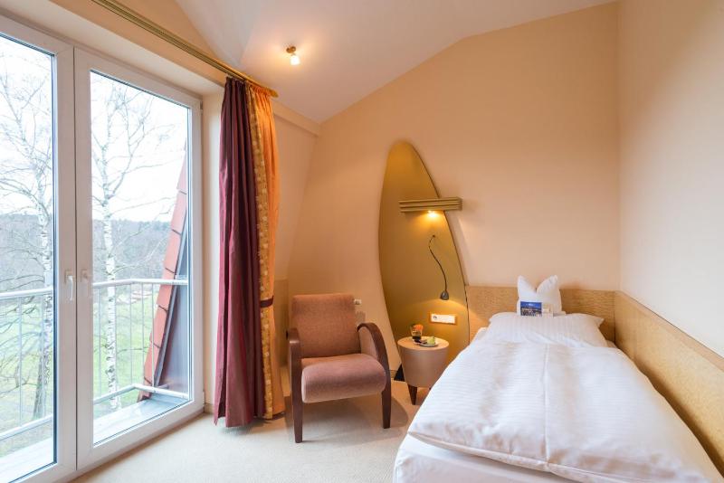 Single Room with Bathroom image 1