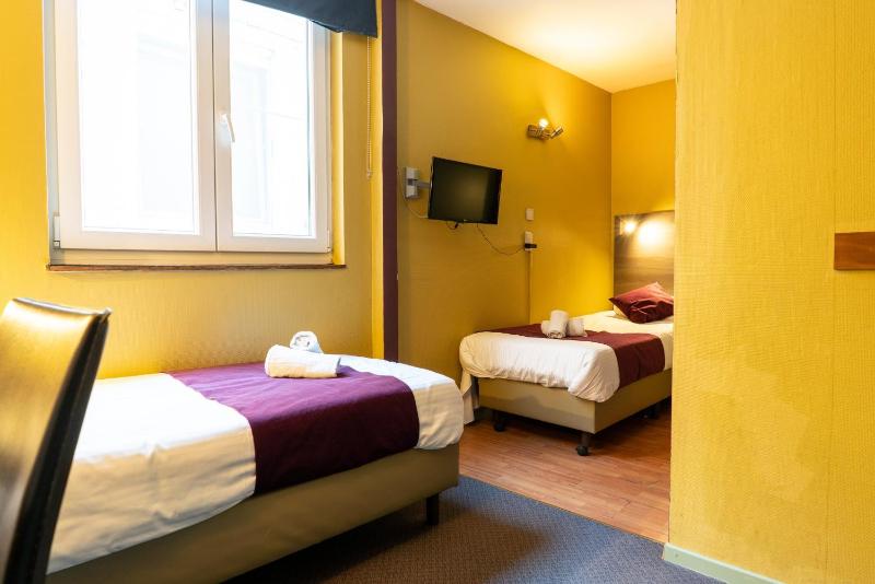 Twin Room with Bathroom image 2