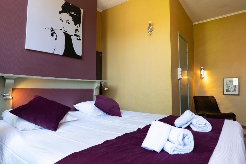 Deluxe King Room image 4