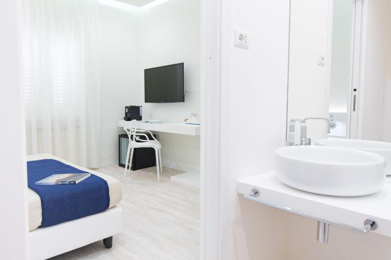 Deluxe Double Room image 1