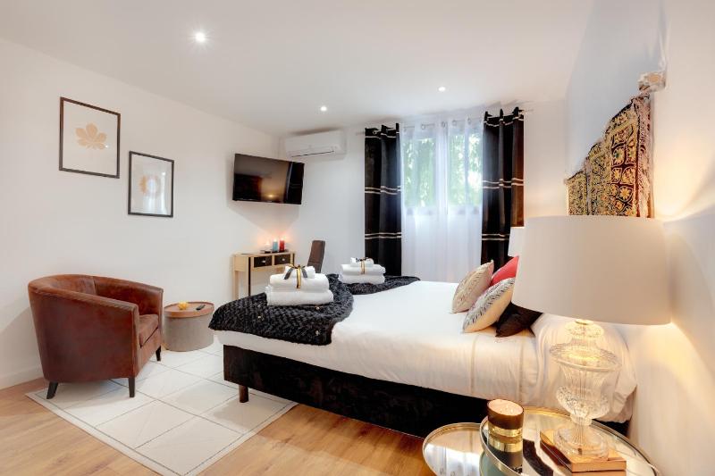 Deluxe King Room image 3