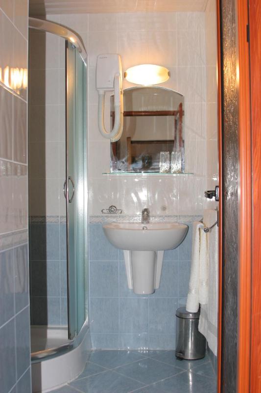 Double Room image 3
