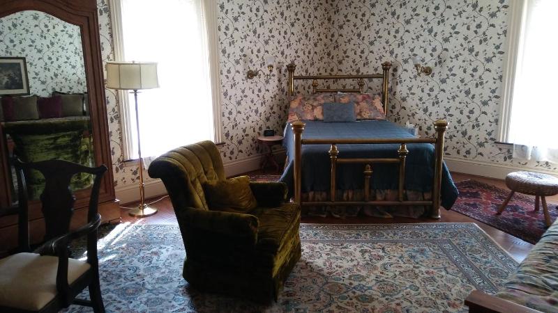 Queen Room with Shared Bathroom image 2