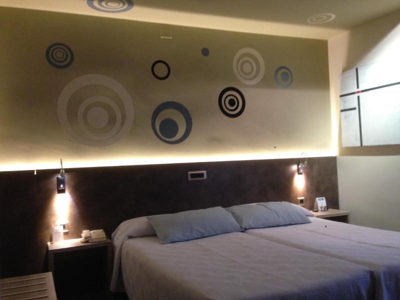 Double or Twin Room image 4