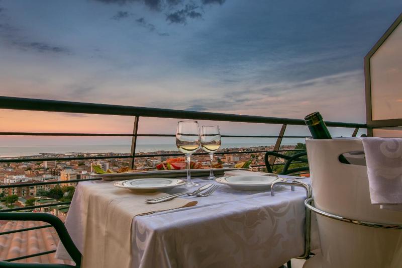Double Room with Balcony and Sea View image 3