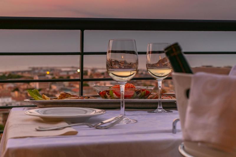 Double Room with Sea View image 4