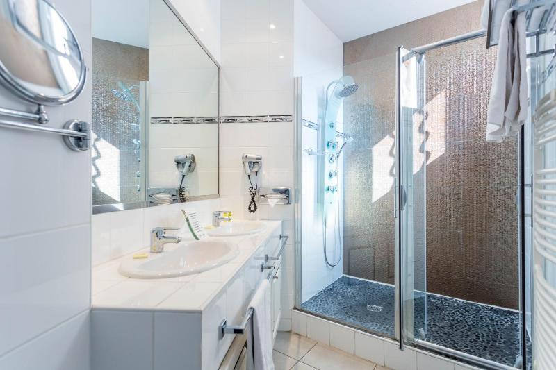 Luxury Double Room with Balcony and Sea View image 3
