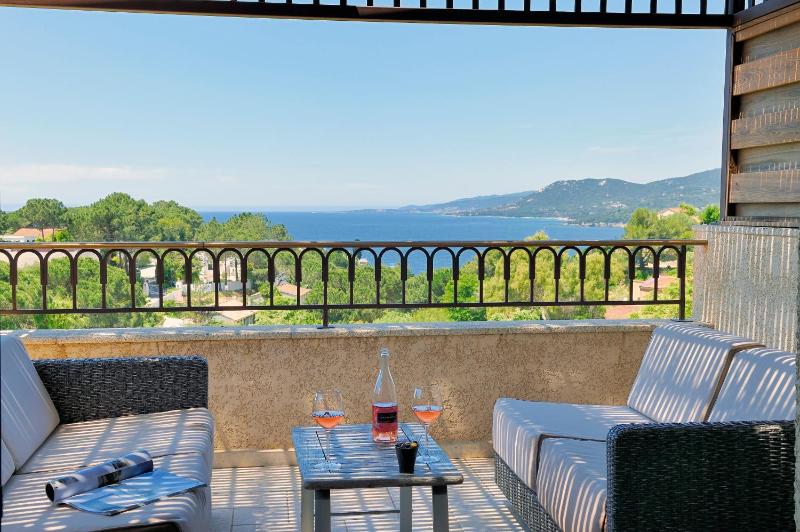 Split-level Suite with Panoramic View image 4