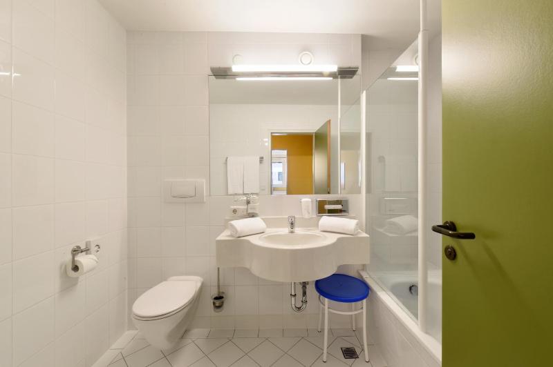 Twin Room image 4