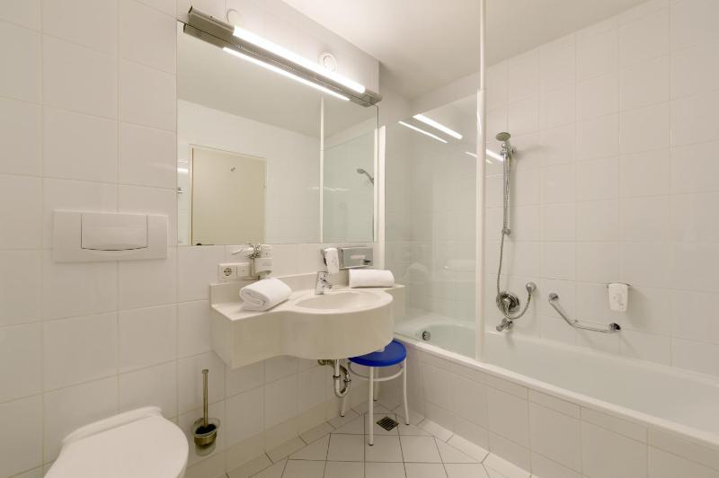 Twin Room image 3