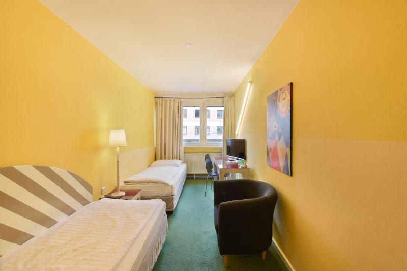 Twin Room image 2