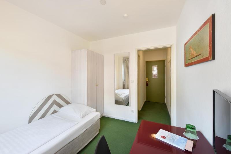 Hotel Neutor Express - image 6
