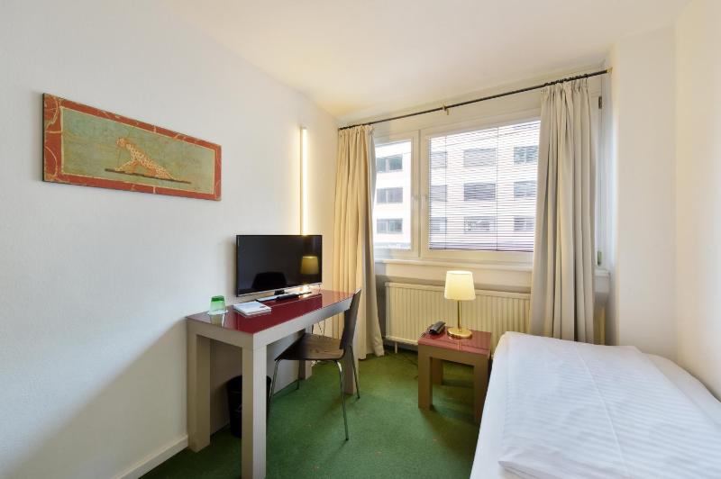 Single Room image 4