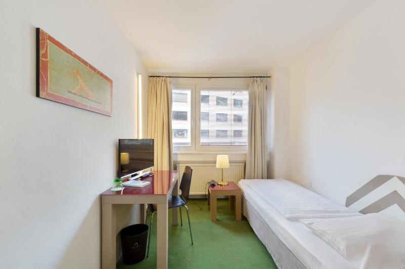 Single Room image 3