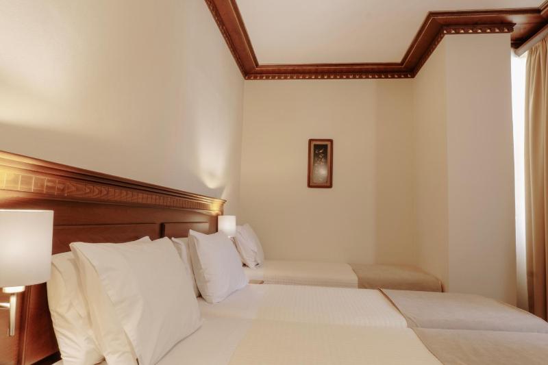 Standard Triple Room image 2